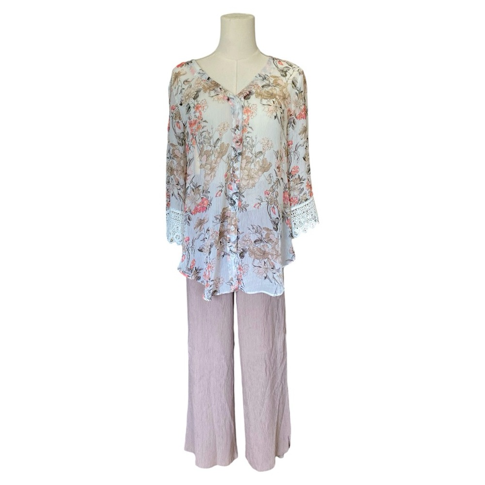 I.N. Studio Petite Lightweight Vneck Floral Top Lace Trimmed Sleeves LIKE New MP - Picture 3 of 5